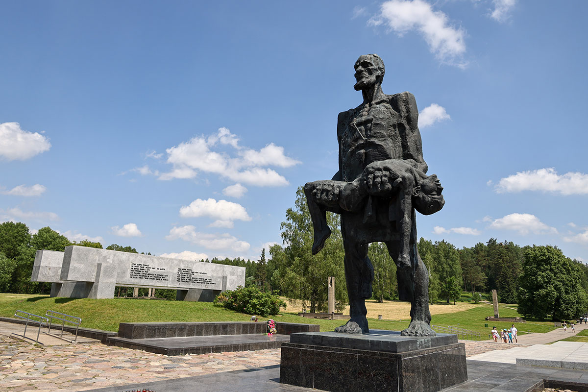 Хатынь мемориальный комплекс. Мемориальный комплекс Хатынь Беларусь. Мемориал Хатынь в Белоруссии. Хатынь памятник.