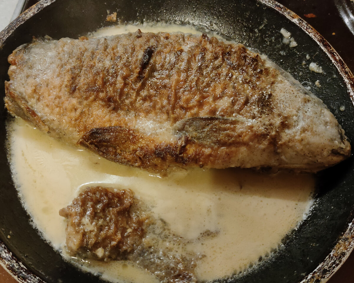 Это рецепт от моей супруги Ирины, а ей он достался от её мамы. Только мама по этому рецепту готовила всегда карасей, а не сазана. Караси у нас продаже бывают редко, а вот свежемороженный сазан в магазине есть всегда. К тому же, готовить сазана гораздо удобнее, поскольку он крупнее карася - на сковороду помещается только одна рыбка, да и то иногда приходится отрезать хвост. Её вполне хватает на вкусный ужин для двоих-троих. Рецепт очень простой, и на какие-либо изыски не претендует, но при этом рыба получается очень вкусная, и, главное - готовится очень быстро!