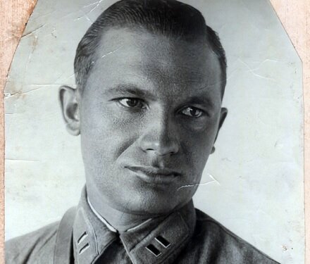 Крейзер Яков Григорьевич, Полковник в начале июля 1941 года в районе города Борисова Минской области (Белоруссия) хорошо организовал боевые действия дивизии, которая, нанеся контрудар противнику, задержала его наступление на двое суток на рубеже реки Березина. В боях под городом Орша Я.Г.Крейзер обеспечил ведение успешных боевых действий на главном направлении армии. Своим личным участием в бою и бесстрашием вдохновлял воинов. 
             Указом Президиума Верховного Совета СССР от 22 июля 1941 года за успешное руководство воинскими соединениями и проявленные при этом личное мужество и героизм, полковнику Крейзеру Якову Григорьевичу присвоено звание Героя Советского Союза с вручением ордена Ленина и медали «Золотая Звезда». Он стал первым Героем Советского Союза в стрелковых войсках во время Великой Отечественной войны. 

             В июле 1941 года Крейзер вывел свою дивизию из окружения и принял участие в Смоленском оборонительном сражении, был ранен. В августе-декабре 1941 года – командующий 3-й армии Брянского, затем Юго-Западного фронтов, во главе которой участвовал в Смоленском сражении и в Московской оборонительной операции, а также в начале контрнаступления советских войск под Москвой.. Скончался 29 ноября 1969 года. Похоронен в Москве на Новодевичьем кладбище.