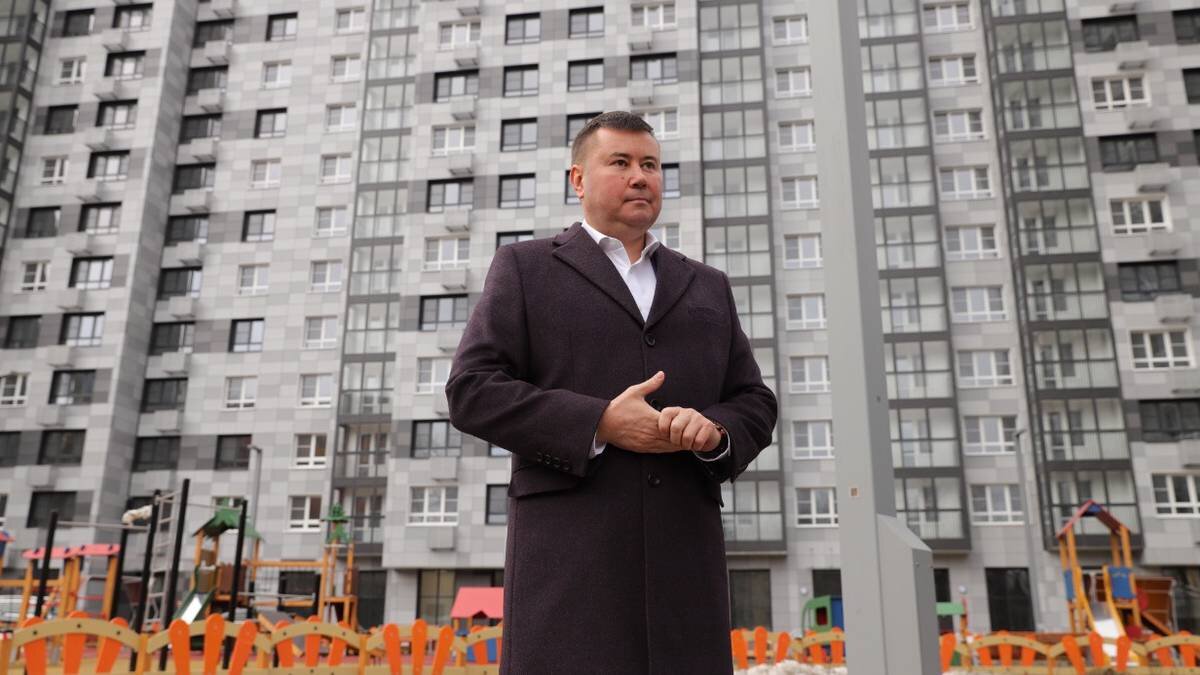    Член Общественного штаба по контролю за реализацией программы реновации Сергей Ладочкин осматривает новостройки на Осташковской улице в Бабушкинском районе. Существенных недочетов не обнаружено / Фото: Анатолий Цымбалюк / Вечерняя Москва