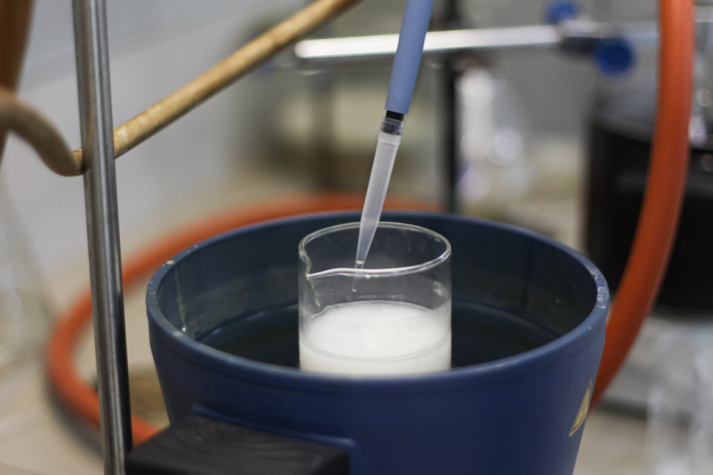 На фото: создание водной дисперсии органических смол в модельной среде