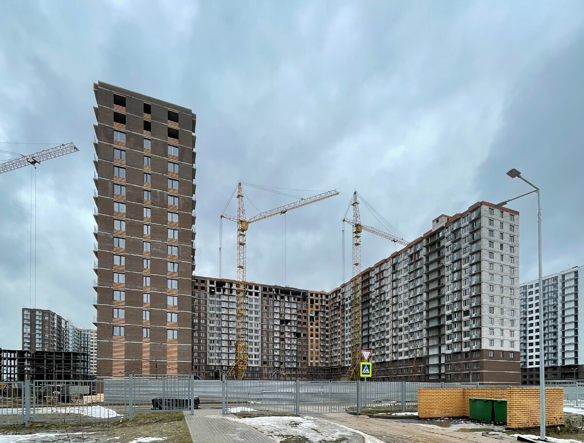 Корпус 23: Кладка наружных стен и перегородок, монтаж окон ПВХ, устройство металлического ограждения балконов, работы по монтажу ВИС, парапет здания, устройство кровли