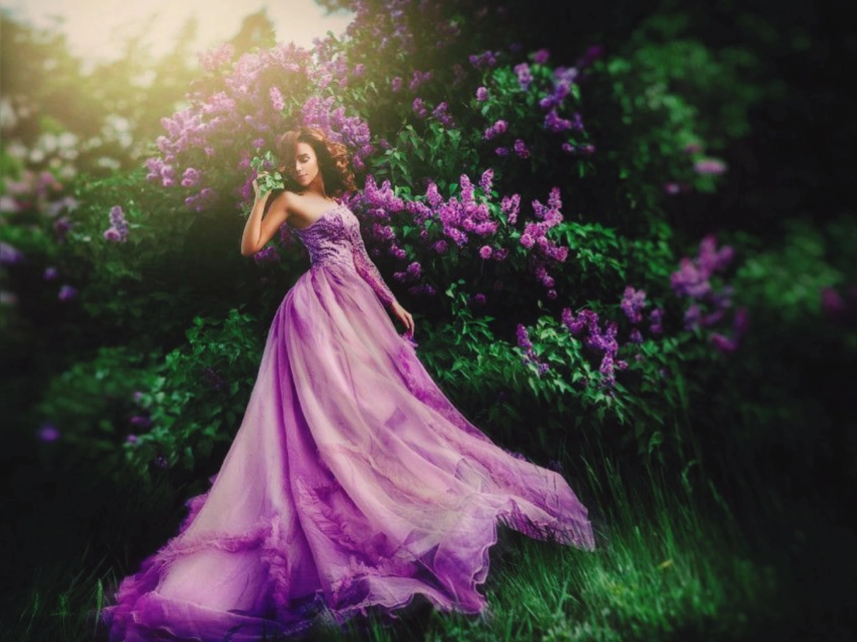 Дама в лиловом платье