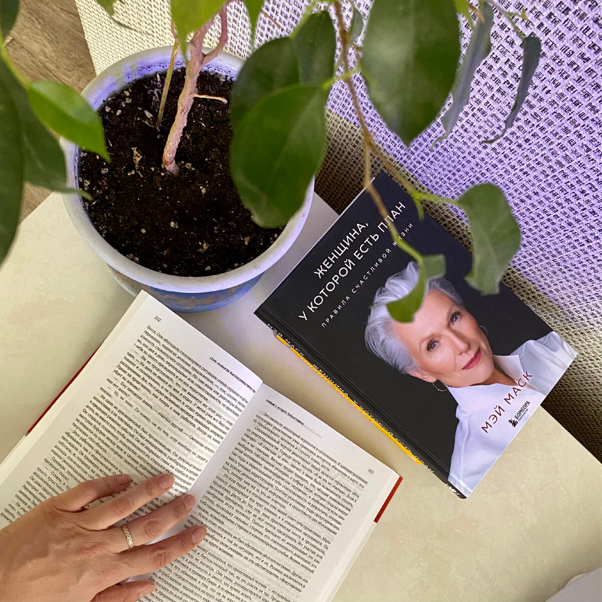 1 апреля отмечается День смеха, или День дураков. Обычай веселиться, шутить и обманывать друг друга. Предлагаю не игнорировать этот праздник в ваших аккаунтах разных соц.сетей и воспользоваться им в качестве инфоповода для нового контента.
⠀
1 вариант: сделай сторителинг на тему «как можно разыграть …» кого либо и использую в конце ваш продукт.
⠀
Например, разыграй подругу и подари скраб (замени его на другой продукт, крем). И расскажи как всё это сделать и в конце ваш продукт (если к примеру магазин скрабов и т.д.)
⠀
Или для мыловаров можно сделать мыла из желе и потом сказать что оно съедобное.
⠀
2 вариант: поменяться местами с мужем / детьми / подругой и т.д. И сделать типа видеотрансляции вашего дня
⠀
3 вариант: для бьютиков- типа вредных для советов- как сделать монобровь или топ самых крутых маникюров (и выложить то что можно было 100лет назад)
⠀
Вариантов очень много…
⠀
Давайте обсудим ваши аккаунты и как бы вы могли разыграть своих подписчиков 😉