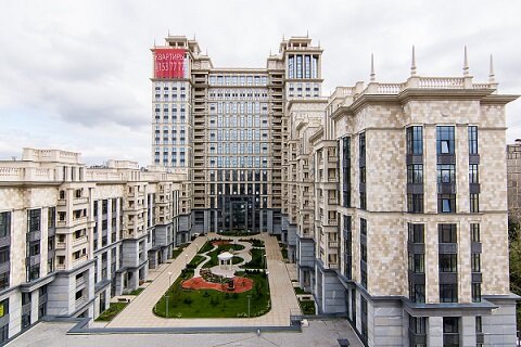 Флиппинг   представляет  собой  стратегию покупки ликвидной изношенной недвижимости для ремонта и последующей перепродажи.    Наиболее   распространен в крупных городах, особенно вблизи бизнес-центров, университетов и крупных общественных территорий. Инвестор подбирает квартиру, которую в последующем  будет легко продать. В приоритете запущенные квартиры по цене ниже рыночной, но в хороших районах и интересных местах.  Этот процесс еще называют  «fix and flip», так как перед продажей собственник приводит недвижимость  в порядок: делает капитальный и косметический ремонт, закупает мебель.     Флиппинг состоит из нескольких этапов.Обзор рынка.Подбор квартиры.Покупка за свои или заемные средства. Наем бригады. Работа с дизайнером.Закупка стройматериалов.Контроль за ремонтом.Поиск фотографа.Ожидание покупателя.Сделка.
         КАК  ПРАВИЛЬНО  ПОДОБРАТЬ  КВАРТИРУ   ДЛЯ ПЕРЕПРОДАЖИ? Главное — подобрать квартиру, которая ценится участниками рынка, то есть ликвидную.   Ликвидность  — свойство актива быть быстро проданным по рыночной цене.  Важно знать специфику региона и учитывать потребности населения, где в будущем нужно будет реализовать товар. На ликвидность влияют многие факторы, например: сезонность; мода; климат; политическая обстановка; экономическая ситуация. А при выборе ликвидной жилой недвижимости важно обратить внимание в первую очередь на: социальную инфраструктуру; транспортную инфраструктуру;ремонт;соотношение квадратуры и количества комнат; этаж.  Эти факторы важны для обычного покупателя.
       НА  ЧТО  НУЖНО  ОБРАТИТЬ  ВНИМАНИЕ   ФЛИППЕРУ? Местоположение. Для флиппера, в отличие от покупателя, ремонт не важен. Он смотрит на инфраструктуру района. Наиболее удачный вариант — жилье в популярных общественных местах: около университетов, бизнес-центров и достопримечательностей. 
     Площадь. Небольшие евродвушки и студии стоят относительно недорого: это удобно для самих инвесторов, а также студентов и офисных клерков, которые покупают такие квартиры. 
     Ремонт. На рынке недвижимости популярны квартиры с отделкой в светлых тонах. Для покупателя это холст, на который он может нанести свои краски. Но ничто не мешает продавцу немного украсить интерьер для продажи. Так, в ванную с обычной белой плиткой можно поставить яркие аксессуары для мыла и зубных щеток. 
      Фотографии. Среди объявлений о продаже квартир сильно выделяются те, у которых помимо хорошего описания есть качественные, уютные и солнечные фотографии. Детали в виде чашки кофе, вазы с цветами и домашнего животного покажут квартиру в лучшем свете. 
       Отношение. Просмотр квартиры — ответственный момент. Если продавец вместо бахил даст потенциальному покупателю одноразовые тапочки и чашку чая, человек уйдет под впечатлением и точно запомнит объект.
      Риски покупки квартиры для ремонта и продажи.  Вторичный рынок недвижимости в России полон неожиданностей. Сделку легко оспорить, признать недействительной, и даже честный покупатель может лишиться своего нового имущества и денег. Но это не единственный риск, с которым сталкиваются флипперы.
      Документы. Цель флиппера — дешевое жилье. Но тут важно не перестараться: иногда за низкой ценой скрывается не только плачевное состояние имущества, но и неправомерные сделки с недвижимостью. Важно тщательно проверять документы у бывшего собственника, как и при обычной покупке недвижимости, и оформлять титульное страхование. 
      Насекомые. К подбору квартиры нужно отнестись серьезно. Запущенное состояние часто подразумевает и наличие насекомых, от которых не так просто избавиться. 
        Страхование. Ремонт в старых квартирах — дело непредсказуемое: может прорвать трубы, может обвалиться часть стены, а во время замены радиаторов легко затопить соседей. Лучше оформить страхование имущества и обезопасить себя от лишних материальных затрат и во время ремонта, и после него. 
     Новостройки. Флиппинг очень распространен на территории США. Но в России отрасль строительства и сам рынок недвижимости начали развиваться не так давно. У нас более популярна практика перепродажи новостроек. Неудивительно: после мелких хрущевок и холодных панелек люди хотят новое и просторное жилье. Но от отремонтированной квартиры в историческом центре города многие бы не отказались! Очень важно правильно подобрать локацию. 
      Обременения. Низкая цена может говорить не только о плохом состоянии квартиры и мутных сделках, но и об обременениях. Ипотека, арест, рента и другие обременения можно снять, если объект стоит того.
#юридическиеуслуги   #флиппинг  #юристпонедвижимости #юристпосделкамснедвижимостью #юристпонедвижимостиставрополь    #юристпонедвижимостиростовнадону #юристпонедвижимостисочи   #юристпонедвижимостикраснодар #юристпонедвижимостиволгоград #юристпонедвижимостиспб    #юристпонедвижимостимосква #юридическиеконсультации #юристконсультирует    #юристразъясняет    #юридическаяконсультация #юристрф #судебныйюристрф #юридическиеуслугирф    #юридическиеконсультациирф #юристпонедвижимостирф  #юристпогражданскимделамрф    #юристпоадминистративнымделамрф #юридическаяграмотность #юристпоимущественнымделам #юристпосделкамснедвижимостьюрф #юристпоимущественнымвопросам  #юристонлайн    #юридическиеуслугионлайн   #юридическийцентрпрогрессив
