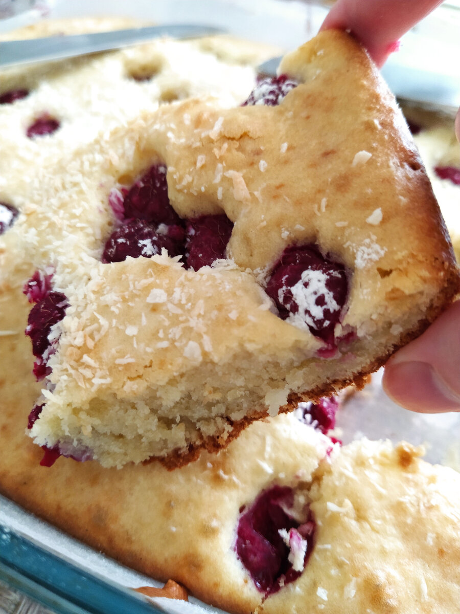 Вот один из таких кусочков: кокосово-малиновый пирог - один из моих любимых. Если интересен рецепт, пишите в комментариях, расскажу, как приготовить