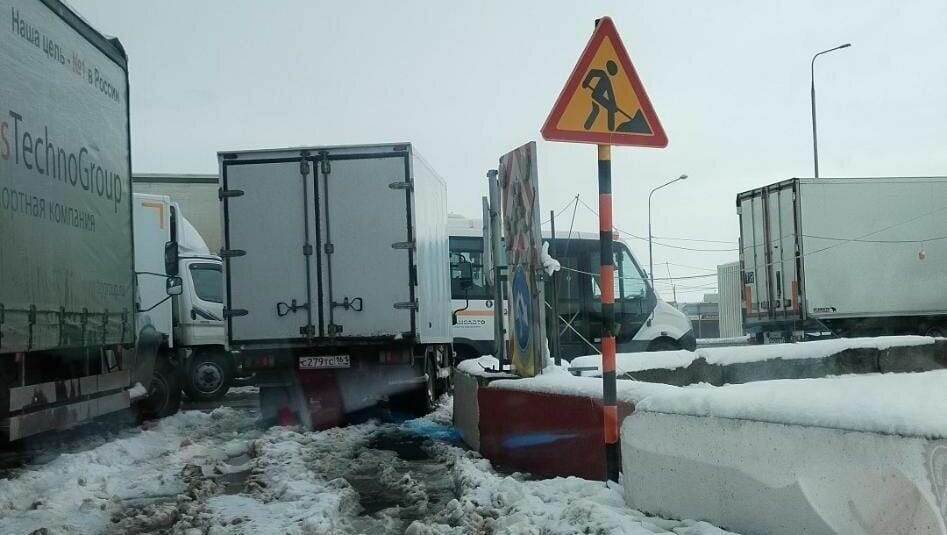     Почти сутки стоят автомобили в пробке перед мостом на Каменск-Шахтинский. За это время никакой помощи оказано не было, сообщила RostovGazeta оказавшаяся в пробке жительница Ростова Елизавета.