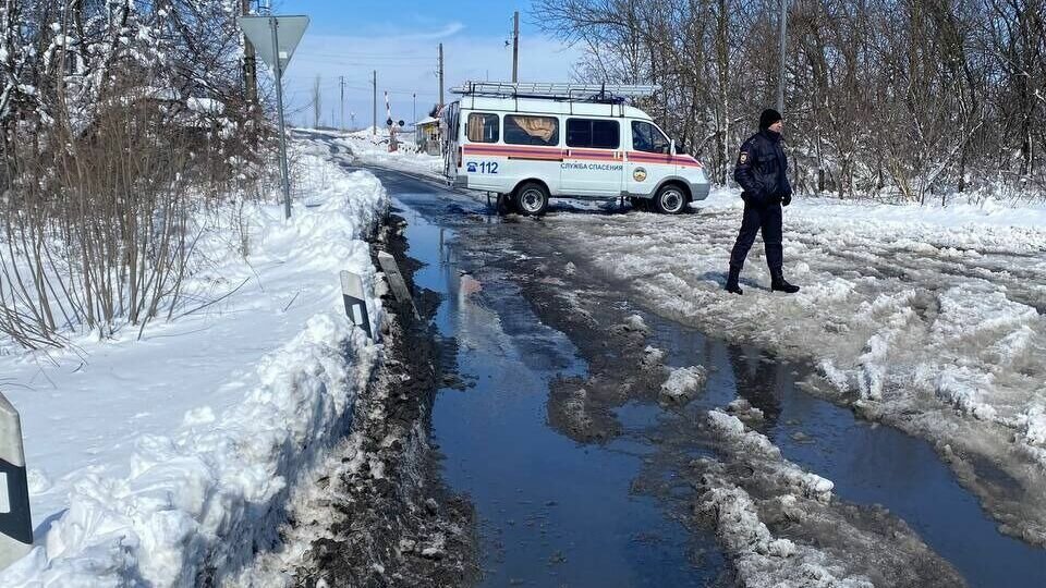     Власти Ростовской области сообщили, что не снимут режим ЧС до устранения последствий снегопада на трассе М-4 «Дон», комментарий предоставил замминистра региональной политики и массовых коммуникаций региона Сергей Тюрин.