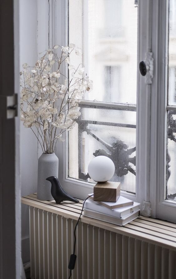 Варианты оформления подоконников и откосов камнем и деревом. Источник: Pinterest