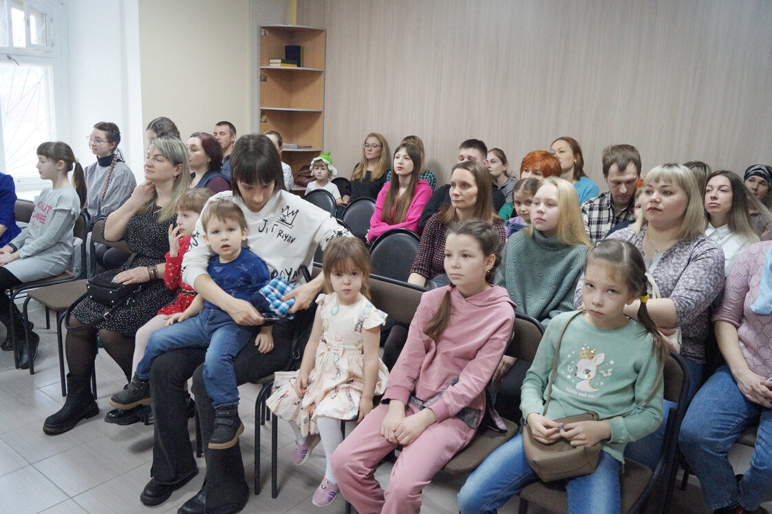 В зале Молодёжного библиотечно-информационного ресурсного центра собрались участники фестиваля: юноши и девушки, дети, их родители и руководители
