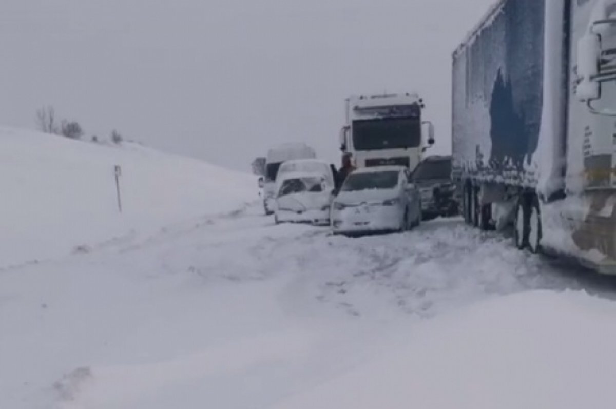    На трассе случился снежный коллапс.