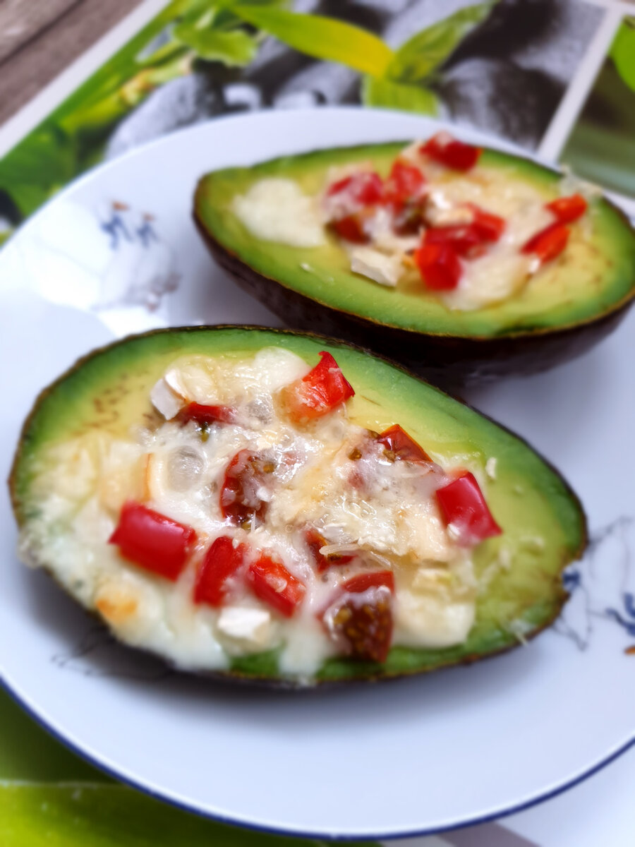 Вы когда-нибудь пробовали запеченый авокадо? Если нет, то советую скорее его приготовить! С сыром, помидорами и болгарским перцем - это просто объедение😋