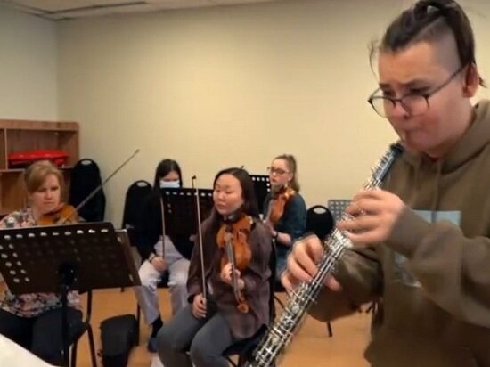     Репетиция Дмитрия Мелькумова. Фото: скриншот видео "Красноярский камерный оркестр"/ВКонтакте.