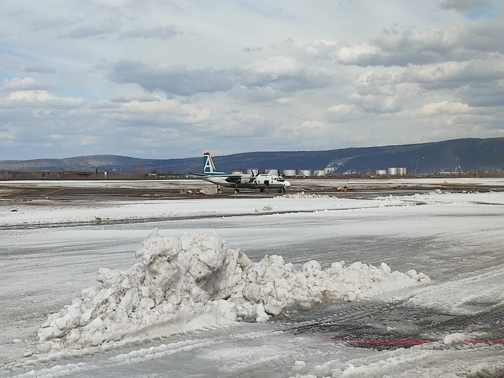 В Киренск порой можно добраться только Ан-24. Фото Алексея Паевского, март 2023 года