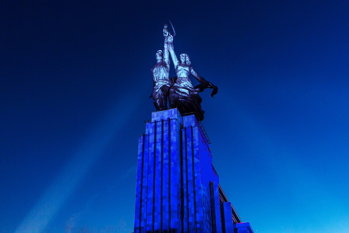 акция "Зажги синим" в Москве