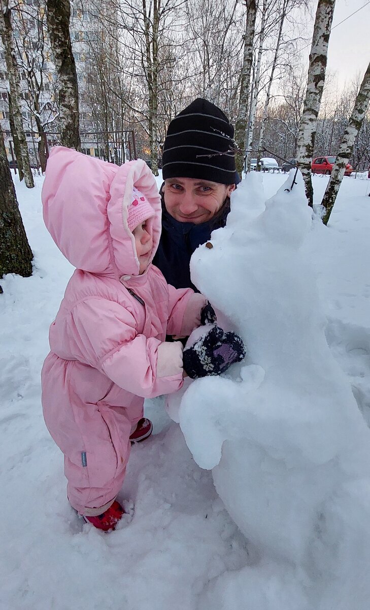 Майка впервые в жизни помогает лепить снеговика.