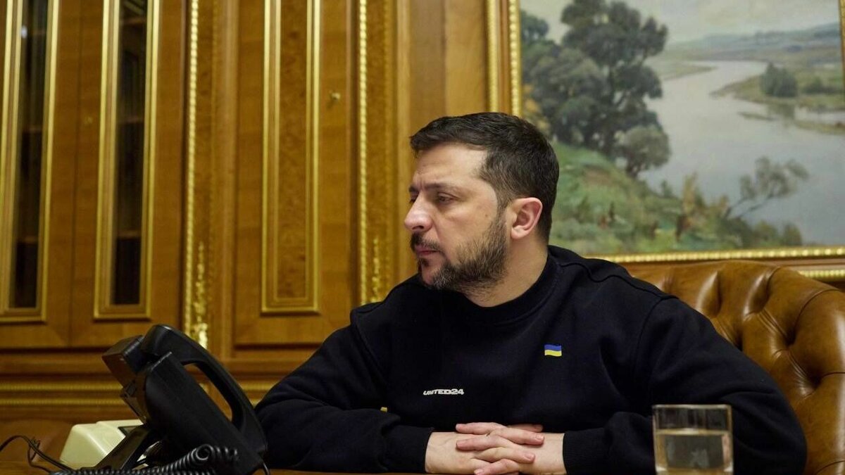     Президент Украины Владимир Зеленский накануне ввел санкции против государственных структур и спецслужб Российской Федерации, а также их руководителей.