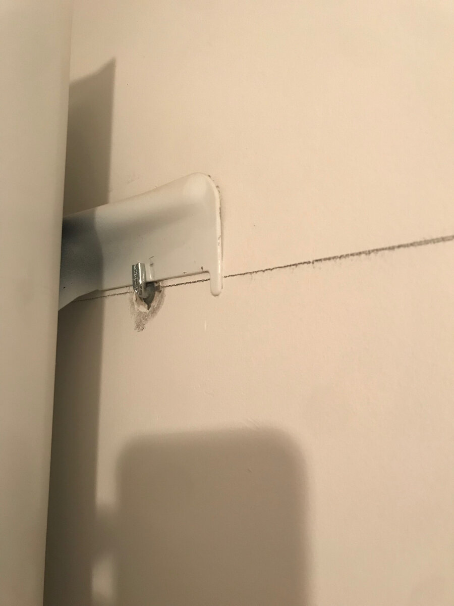 Фото делалось уже спустя время после установки, но суть отражает.