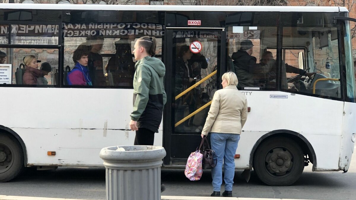     На маршруте № 132 должно работать два-три автобуса, но у перевозчика о количестве необходимых маршрутов есть свое мнение, и он выпускает на работу всего один автобус.