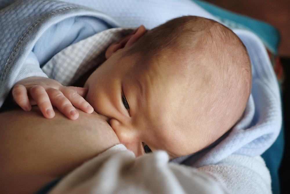 Первое прикладывание новорожденного. Грудное вскармливание. Вскармливание новорожденного. Кормление грудью. Кормление грудью новорожденного.