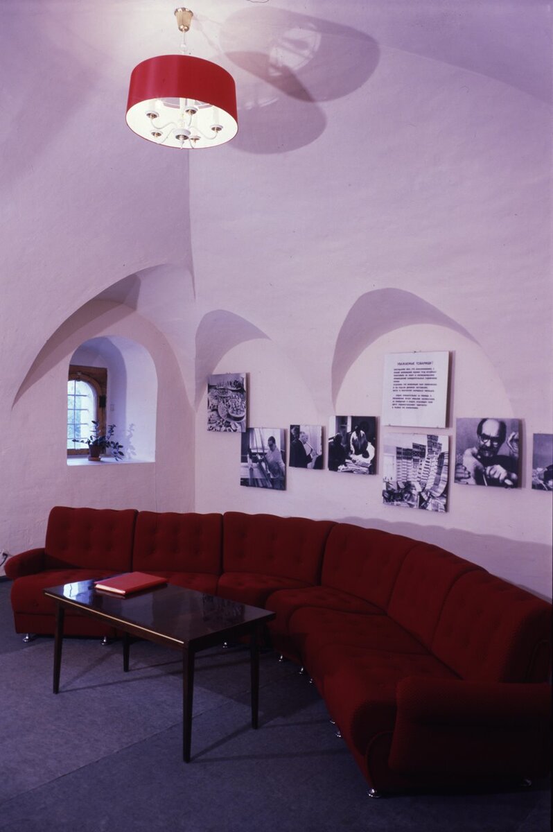 Фото Фирсова А.В. 1983 г. Музей самодеятельного творчества народов РСФСР. Комната отдыха в вестибюле. Из собрания ГВСМЗ