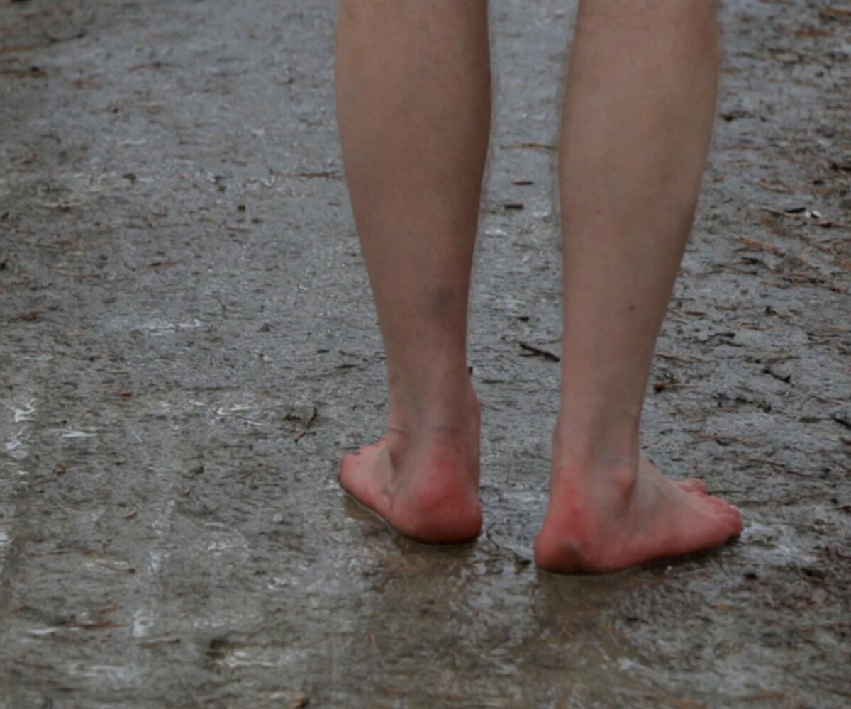     Уралец 6 лет назад отказался от обуви и ходит босиком даже в мороз — все ради закаливания