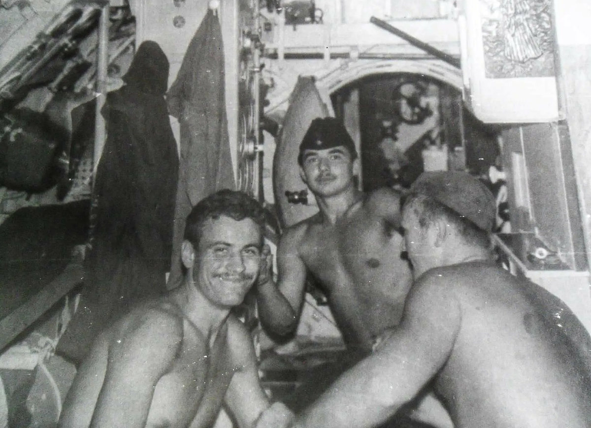 Одной из советских атомных подводных лодок, дислоцирующихся в Тихом океане, командовал капитан Дундуков. Это был самый молодой капитан первого ранга на всём Тихоокеанском флоте.