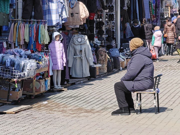     Теперь продавцы ждут покупателей на улице / Анастасия Дудалова