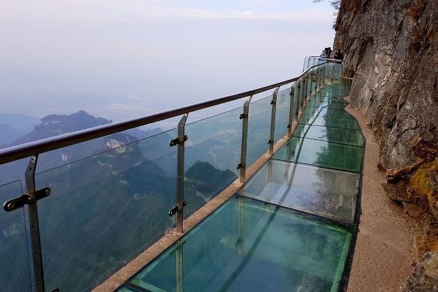      стеклянная тропинка на горе Тяньмэнь.