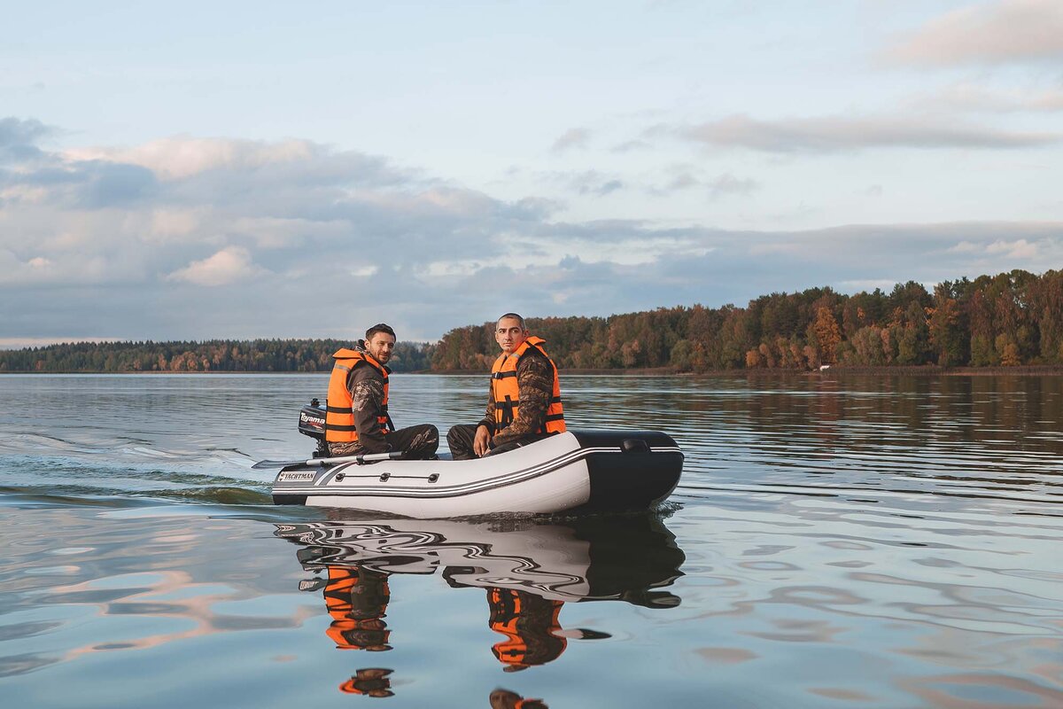 Лодка Яхтман 280М без труда вмещает двоих