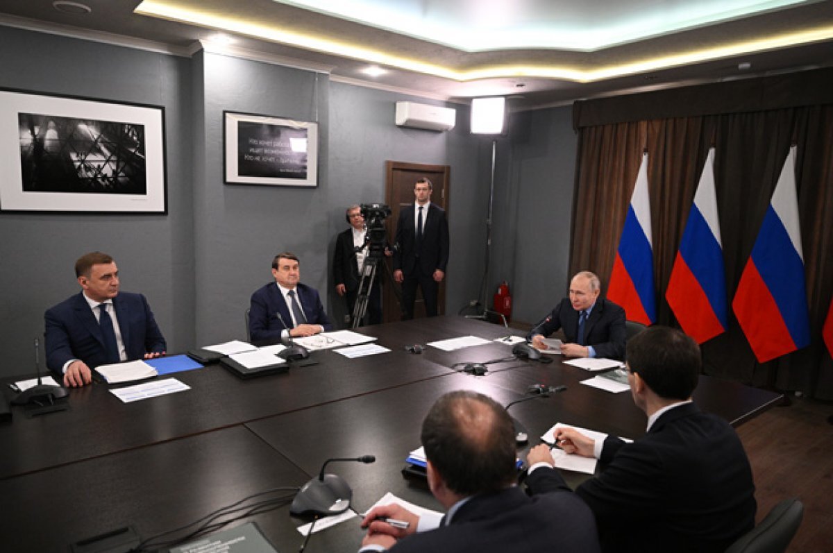    Президент РФ Владимир Путин проводит заседание президиума Государственного Совета по вопросу «О развитии промышленности РФ в условиях санкционного давления» в ходе рабочей поездки в Тулу.