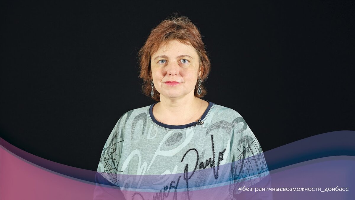 В ДНР художница-инвалид дарит свои авторские куклы детям, живущим под обстрелами