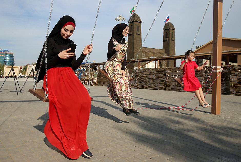 Чеченки всех возрастов предпочитают юбки или платья