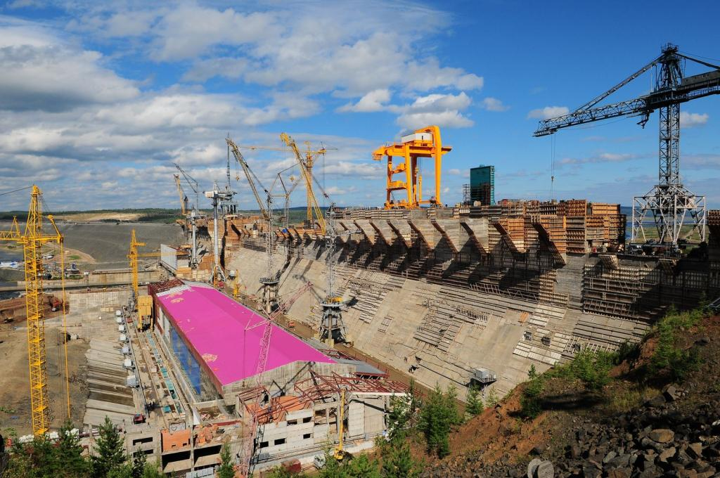 Зачем строят дамбы. Богучанская ГЭС стройка. Зейская ГЭС стройка. Конструкция Богучанской ГЭС. Смотровая площадка Богучанской ГЭС.