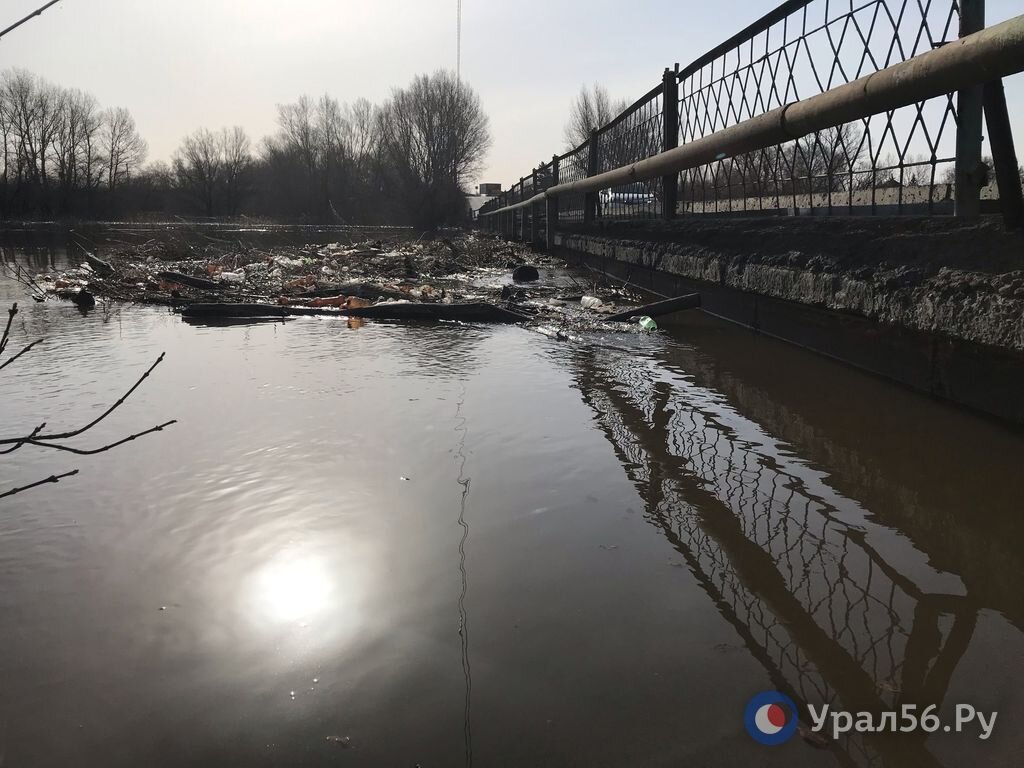 Уровень урала в оренбурге сегодня 19 апреля. Орск мост через Урал. Паводок. Орск река. Нижняя Баканка наводнение.