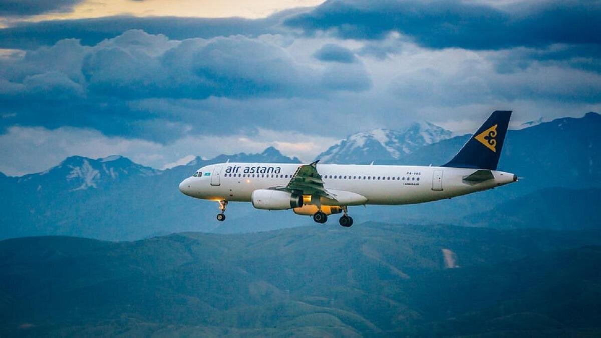    Самолет летит в воздухе:facebook.com/airastana
