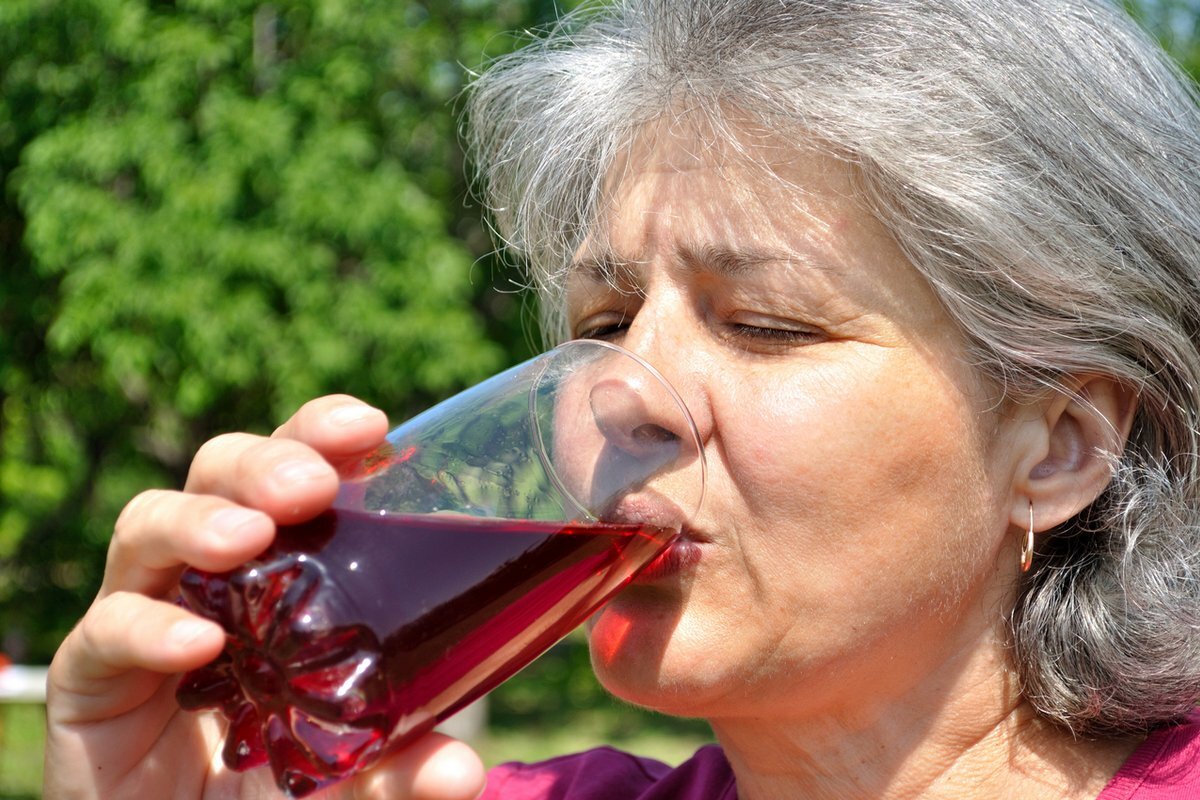 Старая пьет мочу. Пить с удовольствием картинки. Пьет вишневый сок. Старая женщина пьет сок. Женщина наливает вишневый сок.