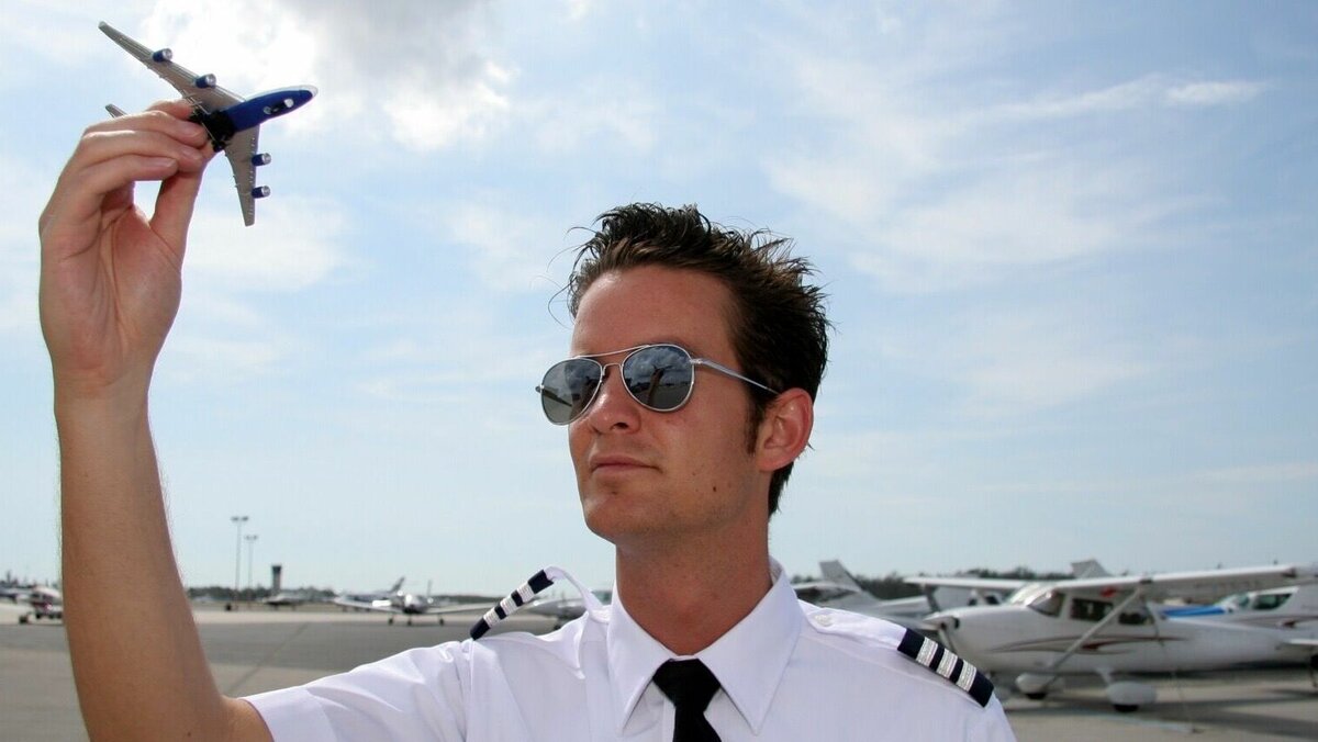     "Первым делом - самолеты, ну а девушки, а девушки потом" - слова из песни можно теперь перефразировать. В лётных училищах России почти не осталось учебных самолетов.Курсанты жалуются, что училищам не хватает запчастей для обслуживания машин. А без практики в воздухе закончить обучение невозможно.