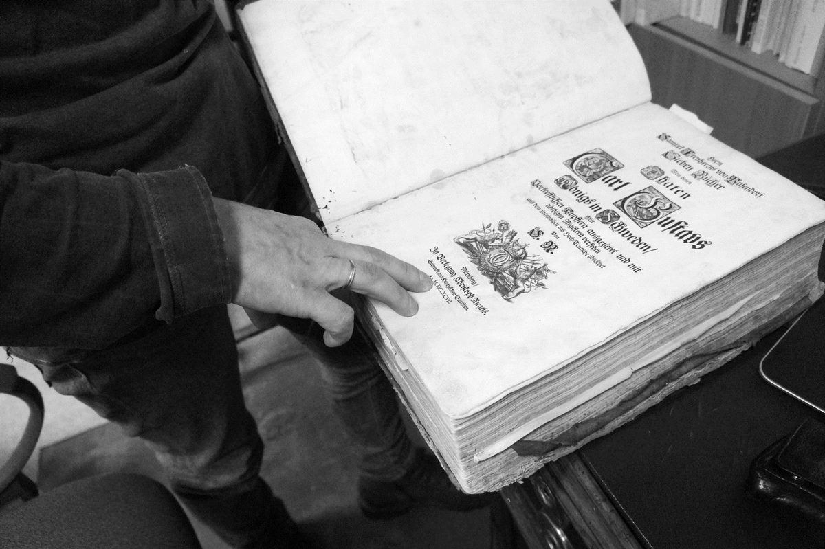 Старинный фолиант из коллекции антикварных книг художника