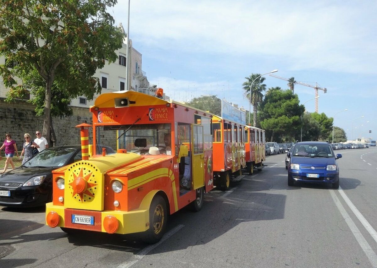 Экскурсионный паровозик в Бари, Италия