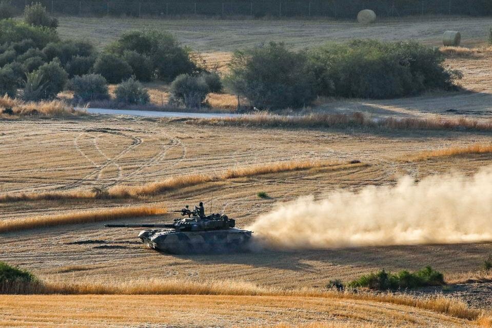 Боевой танк Т-80 Национальной гвардии Кипра принимает участие в заключительном этапе армейских учений «ДИМИТРА» в районе Коциатиса, на окраине столицы Кипра Никосии, 10 июня 2021 года. (Фото Кристины АССИ / AFP) /GETTY IMAGES