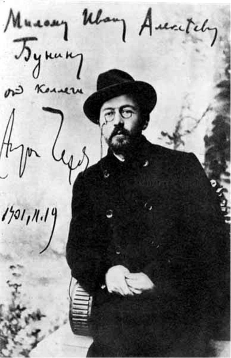 Бунин был другом А.П. Чехова. К сожалению, их переписка была утрачена. На память у Бунина осталась только эта фотография.