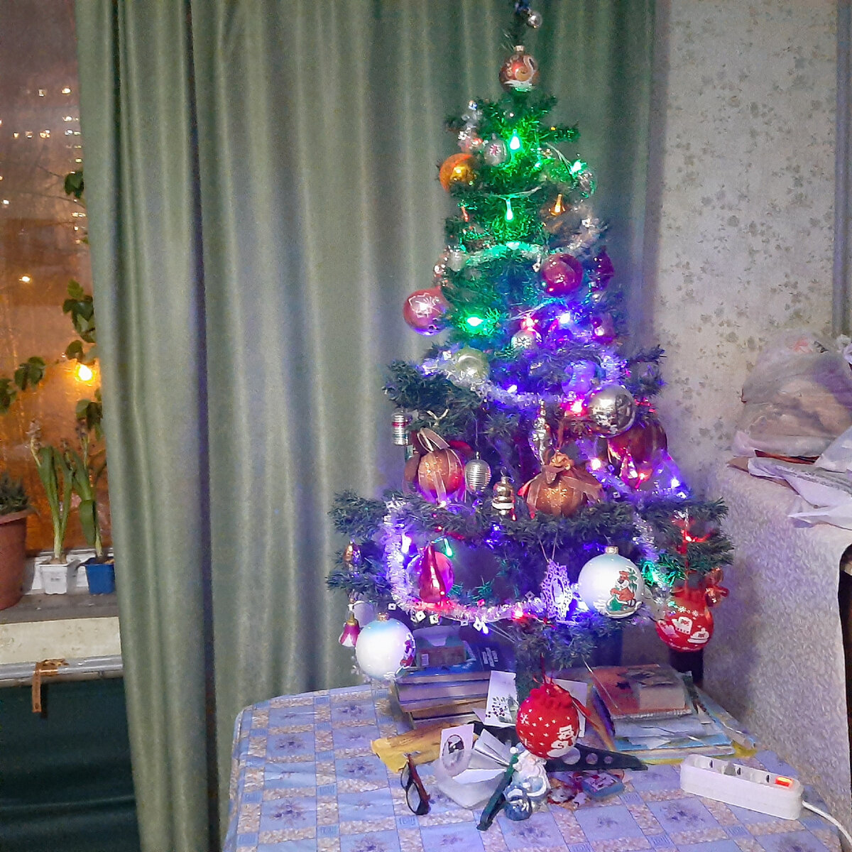Смешно, но мне жалко ее убирать. Сидели у ёлочки. Стоит и стоит. Даже фонарики зажгли.