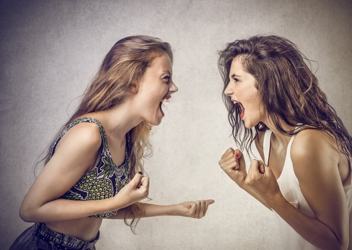 Спор с сестренкой. Женщины ссорятся. Ссора двух девушек. Подруги поссорились. Подруги ругаются.