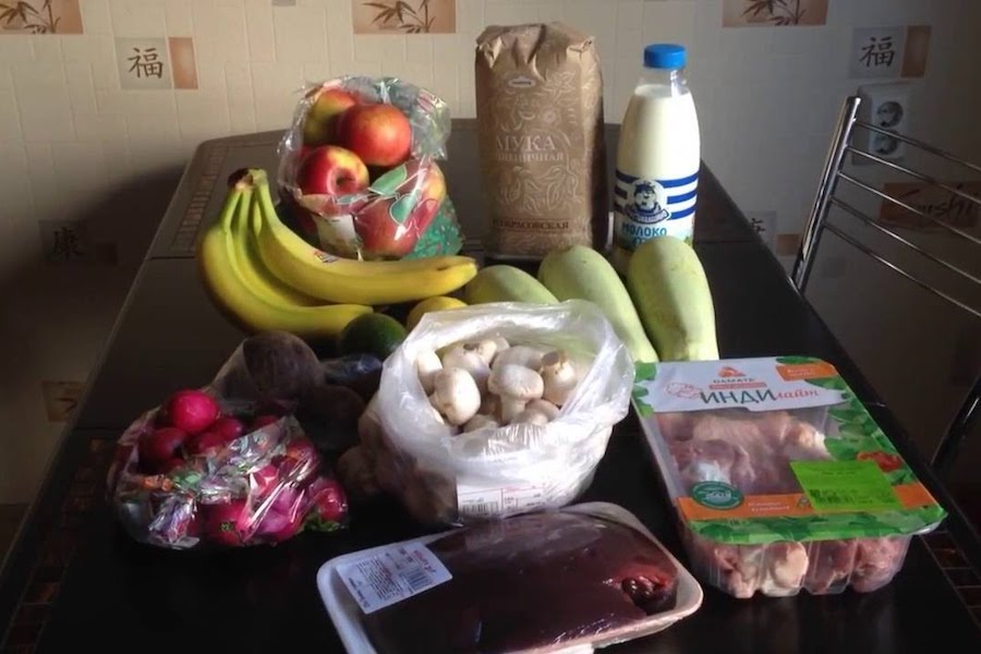 Настоящие продукты. Продукты на столе с магазина. Корзина продуктовая ПП на 1000 рублей. Стол в магазин еды. Набор ПП продуктов на столе