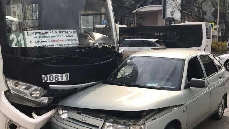     Маршрутка столкнулась с легковым автомобилем на Буденновском проспекте, сообщили в УГОЧС Ростова-на-Дону.