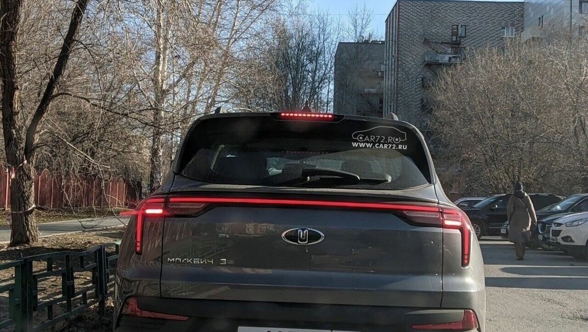     На тюменских автодорогах начали появляться первые автомобили «Москвич-3». На днях такой автомобиль, припаркованный в одном из дворов областной столицы, заметили горожане.