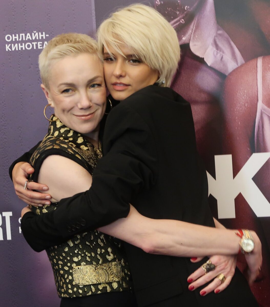    Дарья Мороз и Любовь Аксенова на премьере сериала "Жить жизнь"Фото Сергея Черных