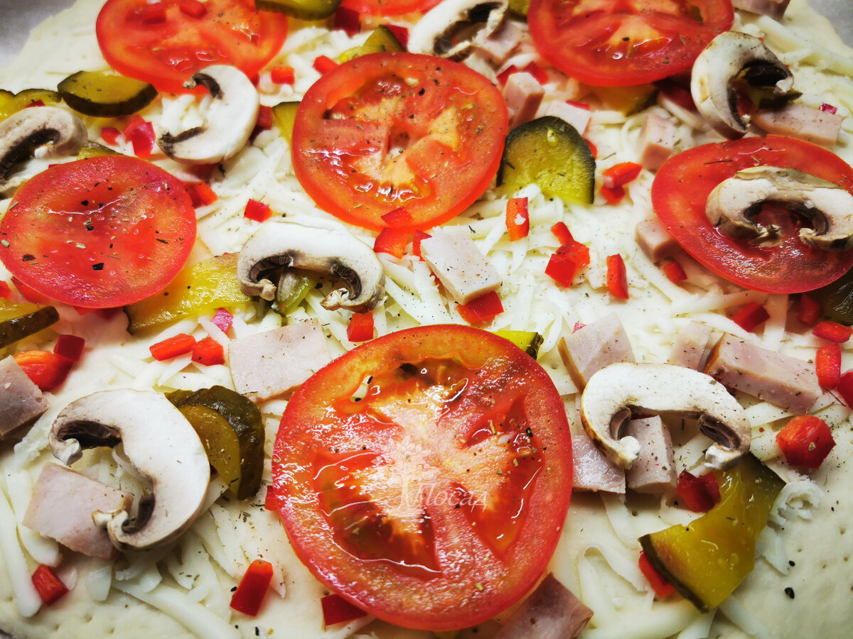 Пицца готова. Осталось в духовку поставить.