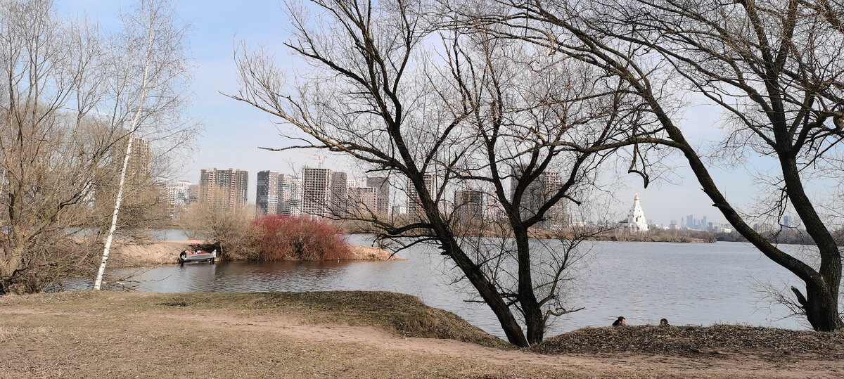 Видовая площадка на Москва-реку в районе Спасского полуострова. Аллея Дороги Жизни